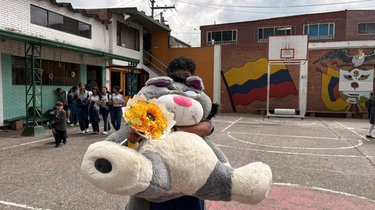 FLORES AMARILLAS: EL COLEGIO SE VOLVIÓ AMARILLO